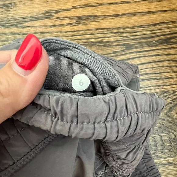 Lululemon purple/gray shorts w/ built in liner, size 6 - Picture 6 of 7